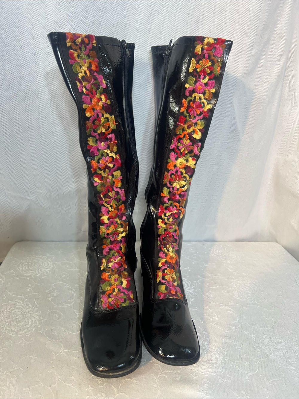 Vintage 1960’s GoGo Boots Mod Black Patent Leather Embroidered Side Zipper 8.5👍